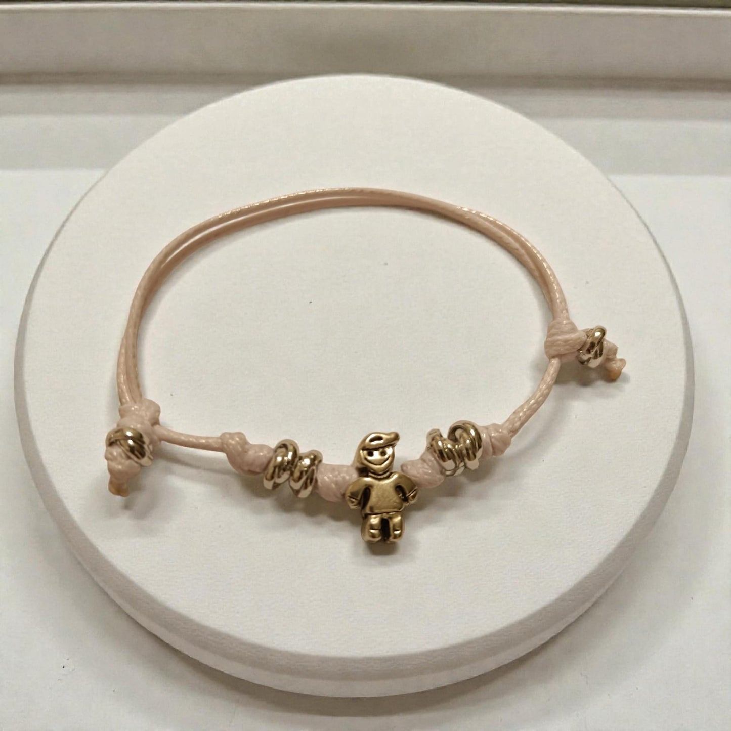 Bracciale cordino, granelli e charms bimbo bimba