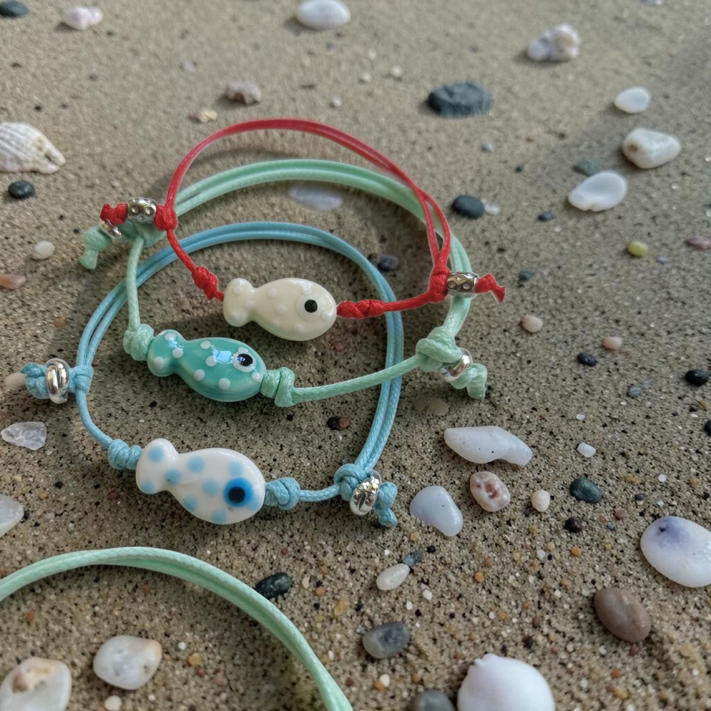 Bracciali cordino colorato e pesciolino ceramica