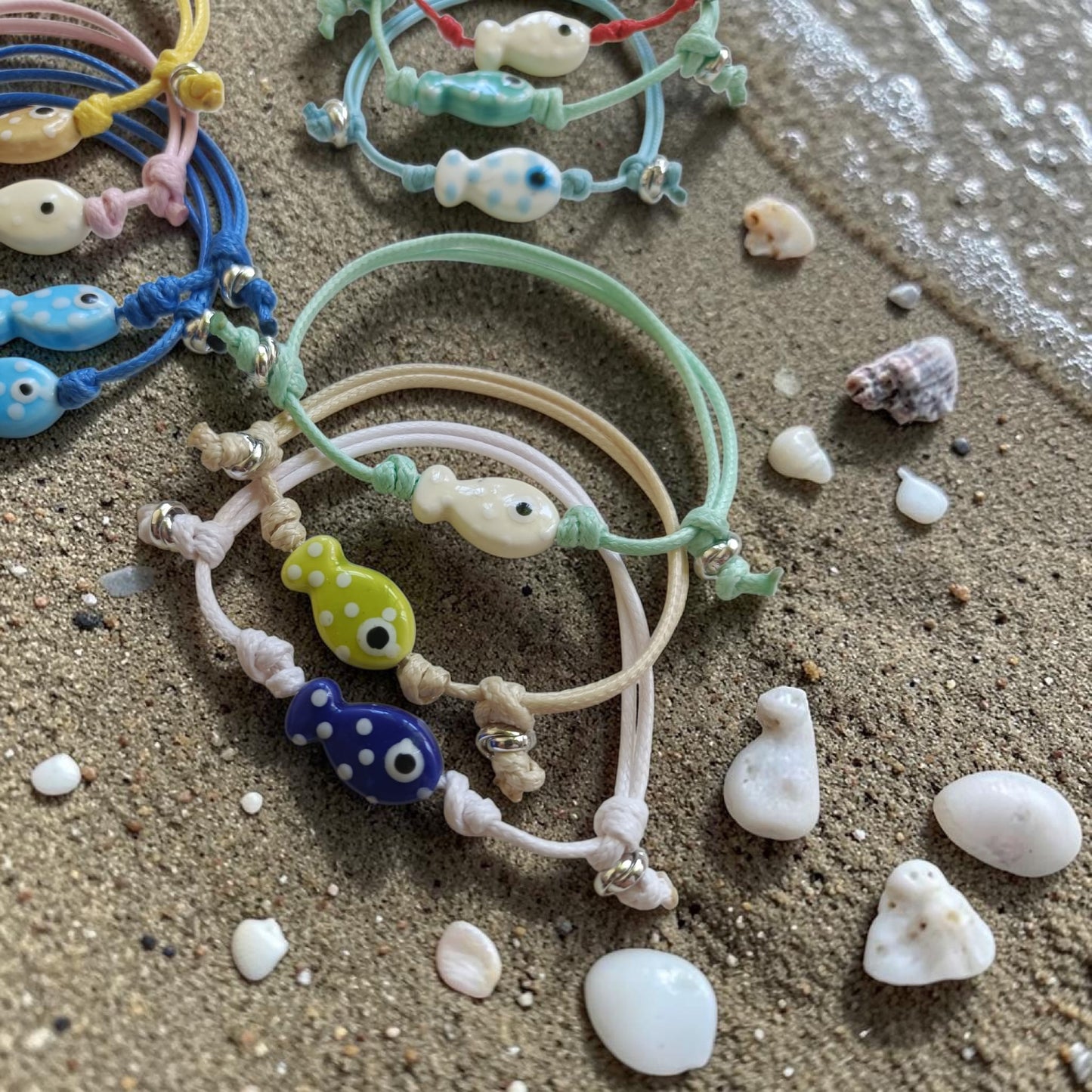 Bracciali cordino colorato e pesciolino ceramica