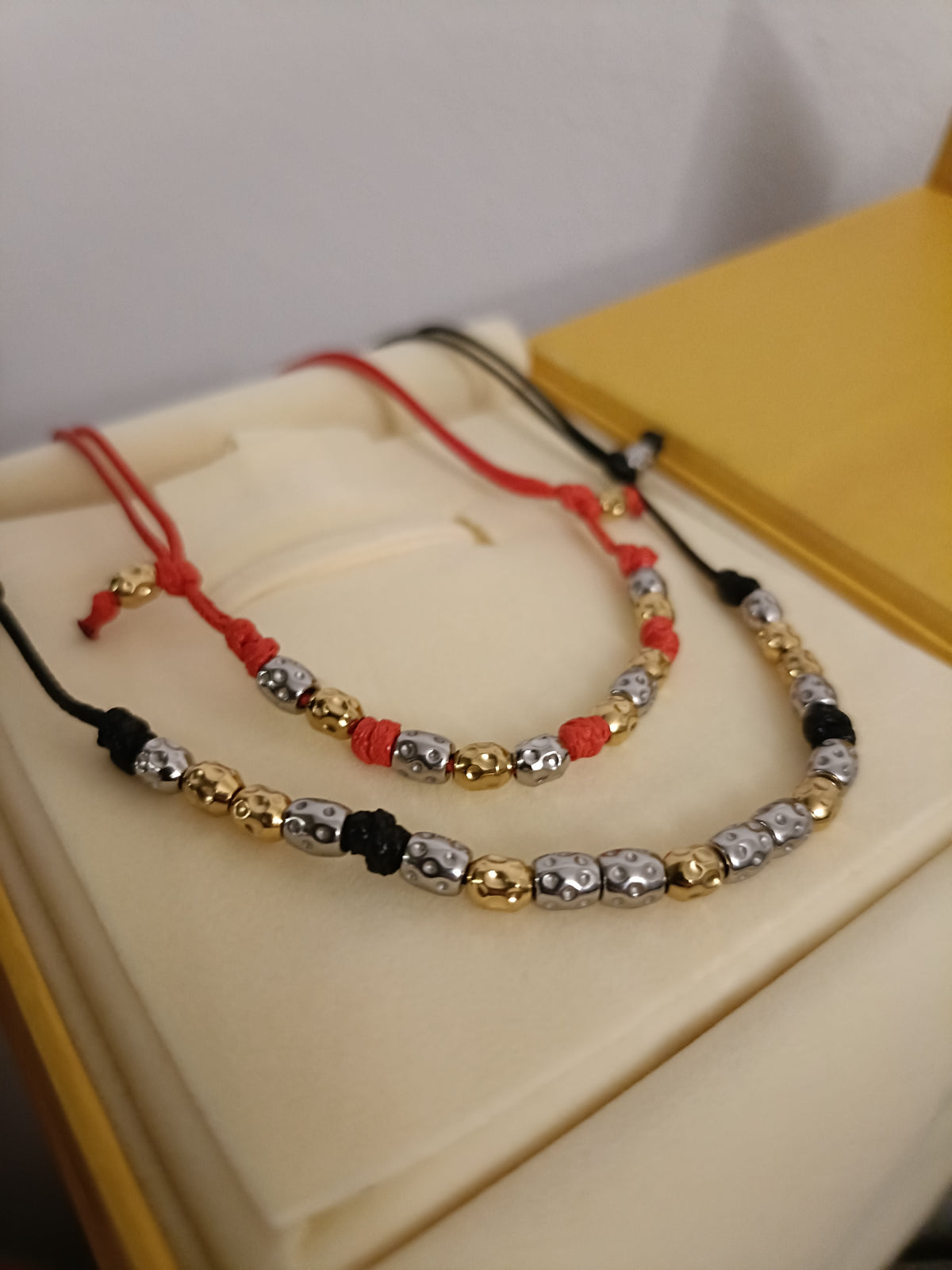Collana cordino colorato e 18 granelli martellati