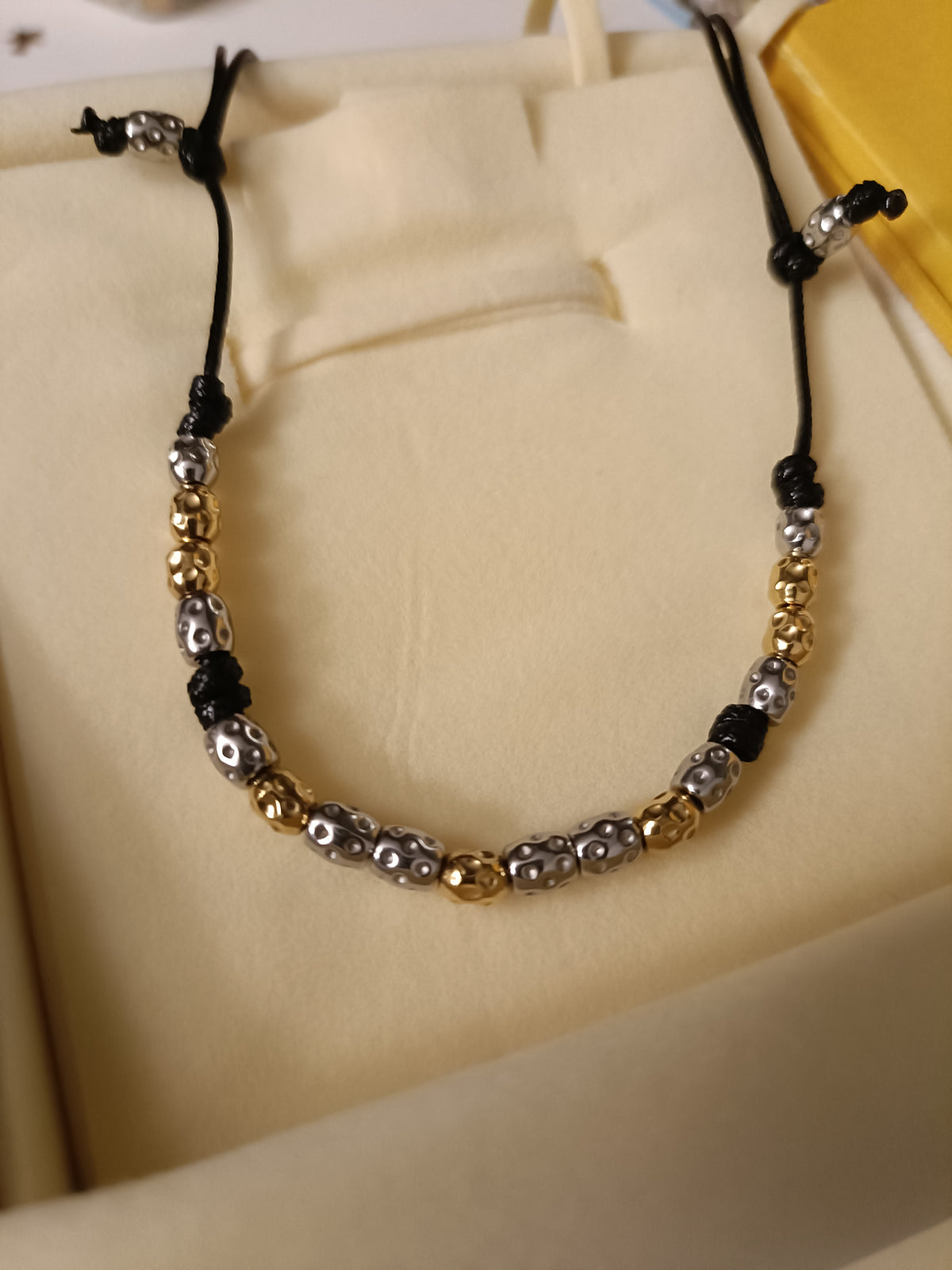 Collana cordino colorato e 18 granelli martellati