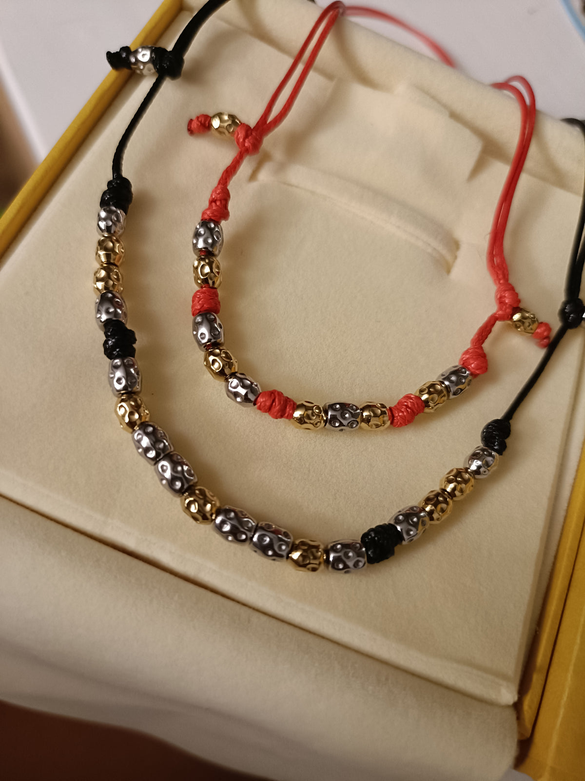 Collana cordino colorato e 18 granelli martellati