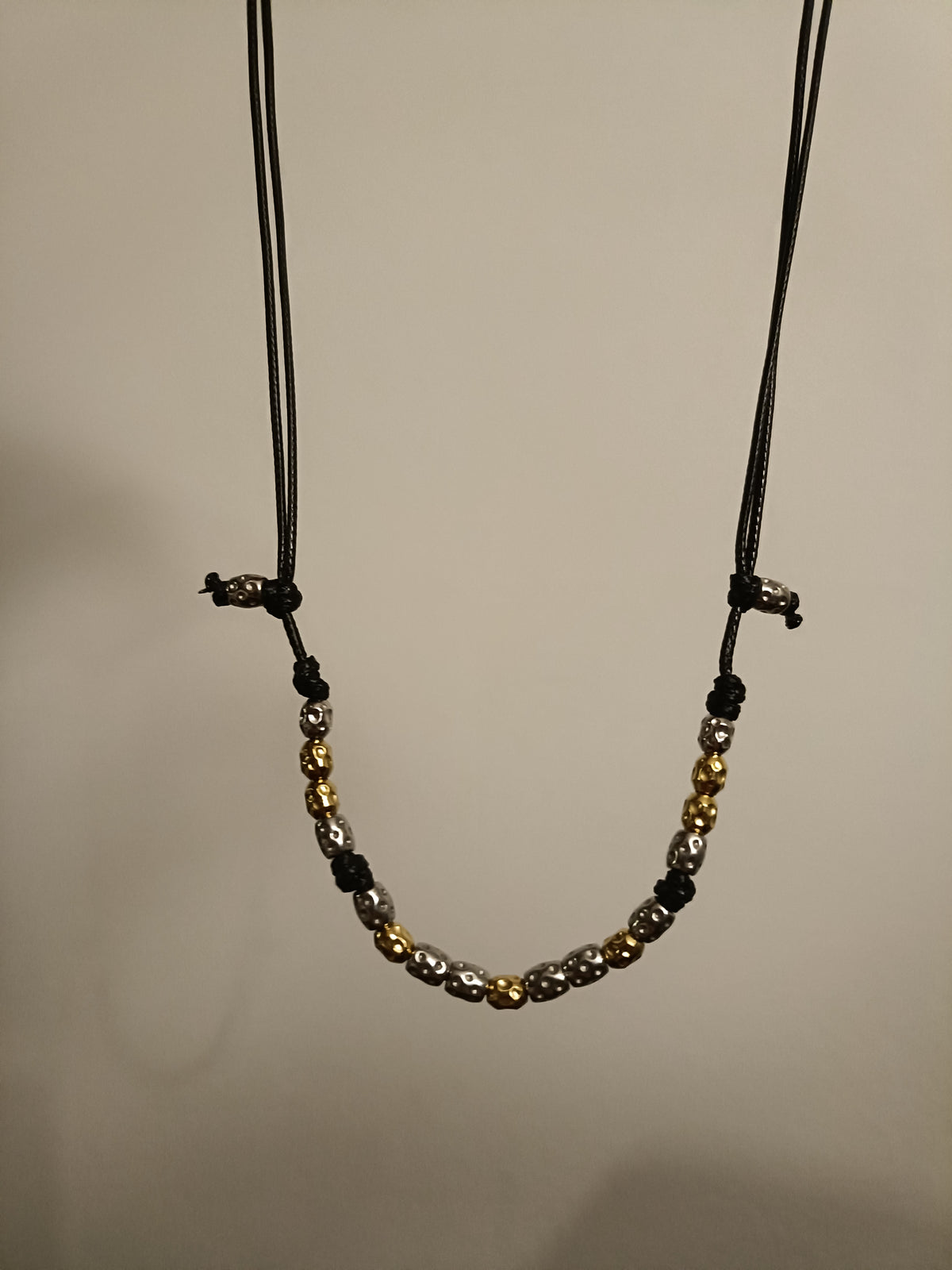 Collana cordino colorato e 18 granelli martellati