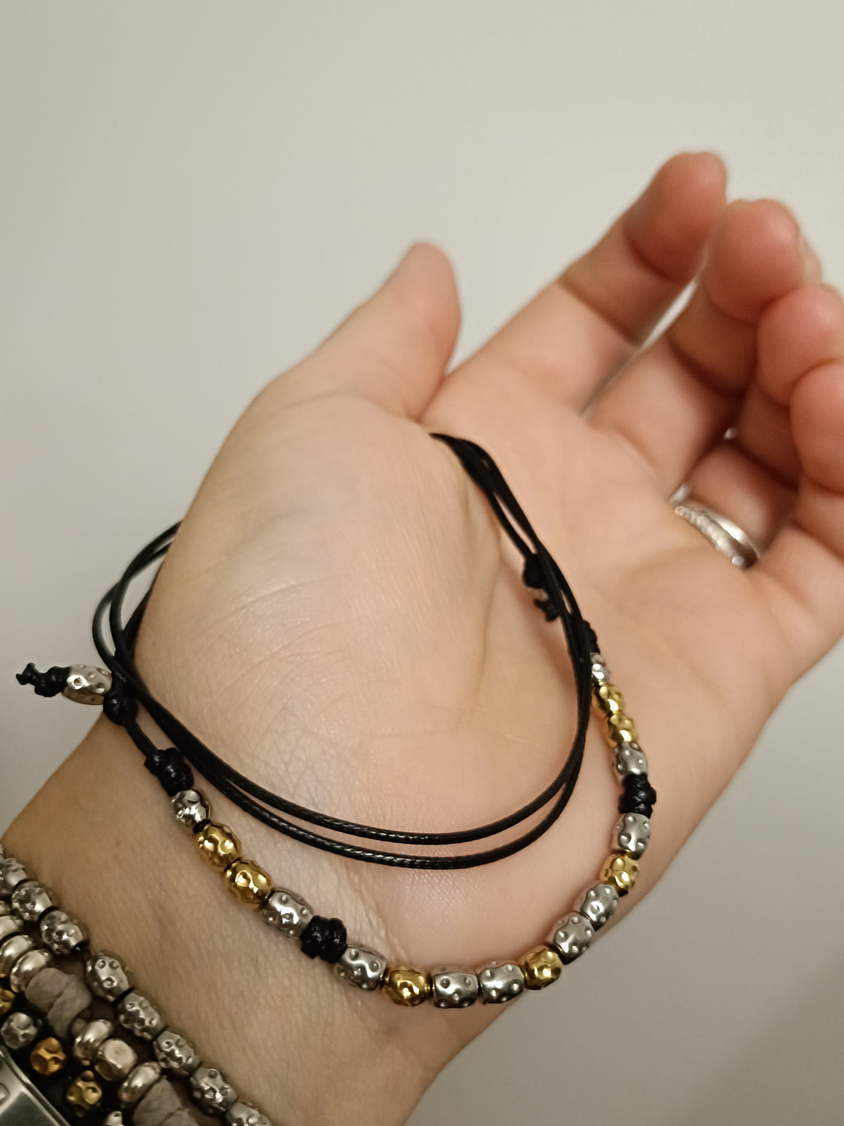 Collana cordino colorato e 18 granelli martellati